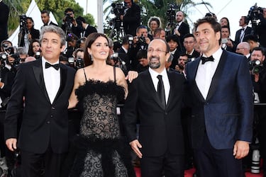 Ricardo Darin, Penelope Cruz, Asghar Farhadi y Javier Bardem a su llegada a la inauguraci¨®n de la 71? edici¨®n del Festival de Cannes con la proyecci¨®n de la pel¨ªcula "Todos lo saben".