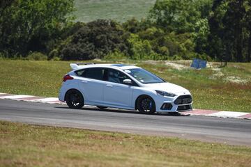 En la Región de la Araucanía Ford presentó por primera vez en Chile el Focus RS. Desde la línea de performance de la marca llega con un motor de 2.3 litros y 350 hp de potencia.
La presentación se llevó a cabo en Pucón y luego se realizó una prueba del vehículo en el autódromo Interlomas de Temuco.