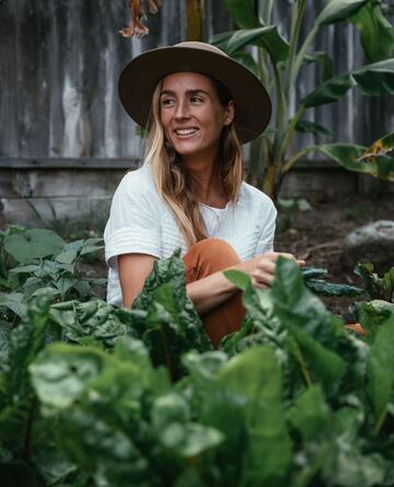 Ella misma se autodefine como surfista de agua fría y explica que decidió ser vegetariana a los 6, surfista a los 9 y activista medioambiental a los 11. Y que lo ha conseguido todo. Síguela en @annaehrgott