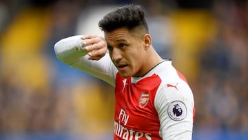 Alexis S&aacute;nchez sali&oacute; frustrado tras la derrota de Arsenal ante Chelsea. 