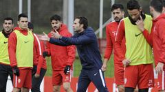 Rub&eacute;n Baraja dando instrucciones en un entrenamiento del Sporting, en Mareo