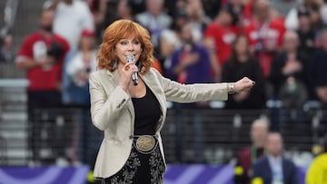 Reba McEntire interpretó el himno nacional en la ceremonia de inauguración.