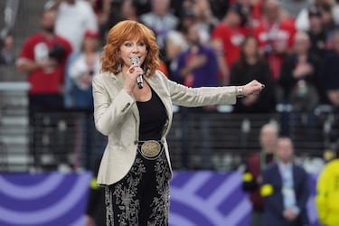 Reba McEntire interpretó el himno nacional en la ceremonia de inauguración.