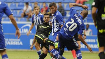 Deyverson pelea un bal&oacute;n dividido. 