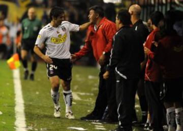 Un 27 de marzo de 2008, Claudio Borghi dirige su &uacute;ltimo partido en la banca de Colo Colo. Fue derrota 4-3 ante Boca Juniors en La Bombonera.