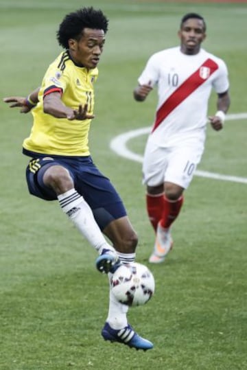 Pékerman y los protagonistas de Colombia-Perú en primer plano