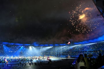 Vista general de los juegos pirotécnicos durante la ceremonia de clausura de los XXIII Juegos Centroamericanos y del Caribe hoy, viernes 3 de agosto de 2018, en el estadio Metropolitano Roberto Meléndez, en Barranquilla (Colombia). Barranquilla despide oficialmente la edición 23 de los Juegos Centroamericanos y del Caribe que dejaron a México como el país vencedor con 132 oros, a Cuba en segundo puesto con 102 y la delegación anfitriona, Colombia, en tercer lugar con 79.