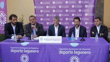 GRA019. LA LAGUNA (TENERIFE), 19/07/2017.- El presidente del Gobierno de Canarias, Fernando Clavijo (c), acompañado de los alcaldes de alcalde de La Laguna, José Alberto Díaz (2i), y de Santa Cruz de Tenerife, José Manuel Bermúdez (d), y por los presidentes de la Federación Española de Baloncesto, Jorge Garbajosa (i), y del Cabildo de Tenerife, Carlos Alonso (2d), durante la rueda de prensa hoy en la que ha informado de la celebración en la isla de Tenerife de la próxima edición del Mundial Femenino de Baloncesto en septiembre de 2018. EFE/Cristóbal García