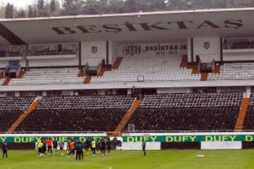 El Real Madrid eligi&oacute; entrenarse en el campo del Besiktas, antes del partido frente al Galatasaray.