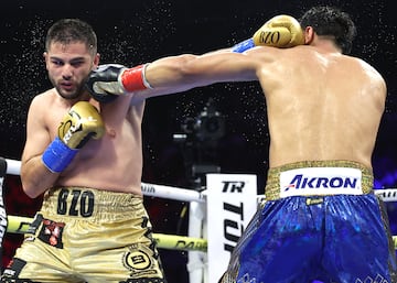 Momento en que ambos pugilistas sueltan un golpe al mismo tiempo.