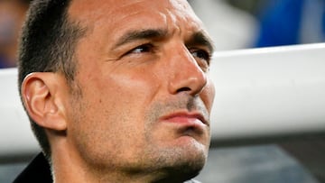 Philadelphia (United States), 23/03/2024.- Argentine national team head coach Lionel Scaloni looks on from the side line during a friendly international soccer match against El Salvador at Lincoln Financial Field in Philadelphia, USA, 22 March 2024. (Futbol, Amistoso, Filadelfia) EFE/EPA/BASTIAAN SLABBERS
