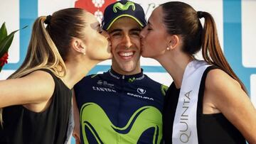Las azafatas besan a Jonathan Castroviejo tras la victoria del ciclista vizca&iacute;no en la contrarreloj de Sagres durante la pasada Vuelta al Algarve.