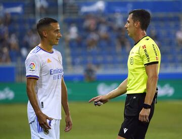 Lucas Vázquez y el árbitro César Soto Grado.