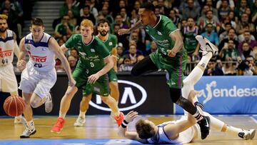 Jamar Smith le roba el bal&oacute;n a Doncic.