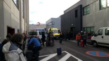 Personal de los servicios de emergencia y la polic¨ªa belga en los alrededores del aeropuerto de Bruselas.