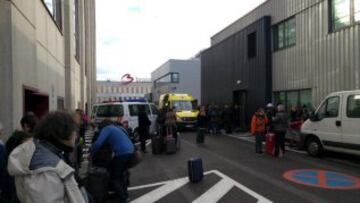 Personal de los servicios de emergencia y la policía belga en los alrededores del aeropuerto de Bruselas.