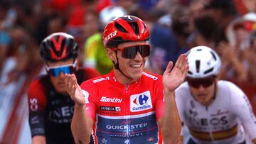 Remco Evenepoel celebra su victoria en La Vuelta en la meta de Madrid.