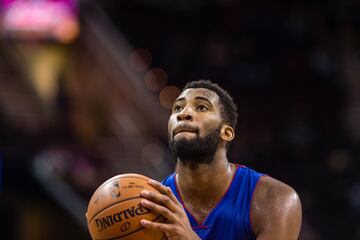 El p¨ªvot va a menos de forma evidente en la NBA. Lastrado por su falta de intensidad, la poca eficacia real que aportan sus n¨²meros y la evoluci¨®n del juego contraria a la trascendencia de jugadores de sus caracter¨ªsticas, Drummond ha pasado de ser all star y firmar una extensi¨®n de cinco a?os y 130 millones de d¨®lares a vagar con contratos min¨ªmos: Lakers, Sixers¡ el 20 de enero de 2016, bati¨® el r¨¦cord de tiros libres fallados en un partido, 23 totales. La anterior marca estaba en 22 (Wilt Chamberlain, 1967). Lanz¨® 36 en total, un suplicio. Ocho d¨ªas despu¨¦s, eso s¨ª, fue elegido all star por primera vez. El hack-a-Drummond de los Rockets produjo un 13/36 horrendo¡ pero los Pistons ganaron el partido.