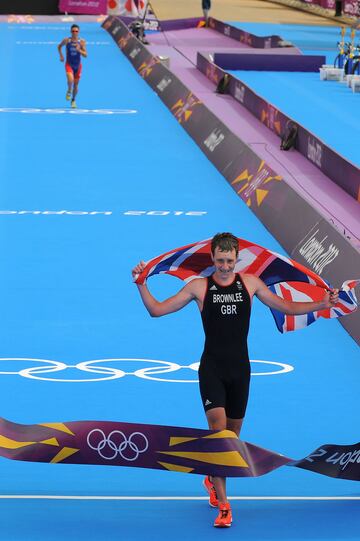 El español Noya llegando segundo por detrás del triatleta británico Alistair Brownlee en la prueba de los Juegos Olímpicos de Londres 2012. 

 