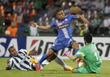 Angel Mena of Ecuador's Emelec (L) fights for the ball with Camilo Vargas, goalkeeper of Colombia's Atletico Nacional, during their Copa Libertadores soccer match in Medellin May 14, 2015. REUTERS/Fredy Builes