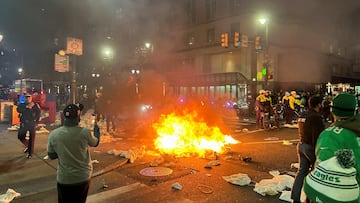 Los aficionados encienden un fuego mientras celebran despus del triunfo de los Philadelphia Eagles en la Super Bowl.