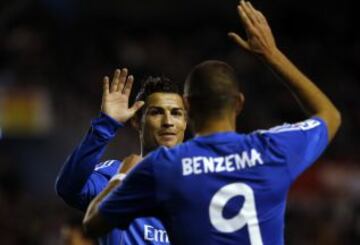 Benzema celebra con Cristiano Ronaldo el 0-2.