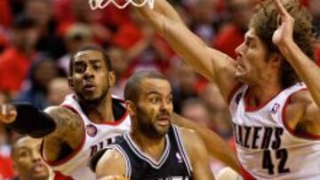 Tony Parker trata de pasar ante la defensa de LaMarcus Aldridge y Robin Lopez.