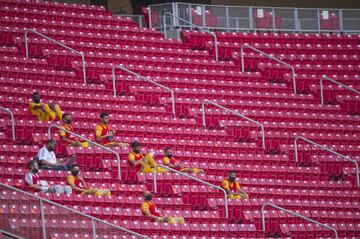 Los mismos elementos de los Tigres tuvieron que sentarse en las tribunas del estadio Akron para respetar la sana distancia