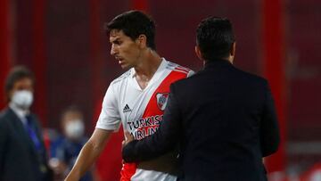 (FILES) In this file photo taken on January 05, 2021 Argentina's River Plate Ignacio Fernandez (L) is greeted by coach Marcelo Gallardo after being replaced during the Copa Libertadores semifinal football match against Brazil's Palmeiras at the Libertadores de America stadium in Avellaneda, Buenos Aires Province, Argentina. - Ignacio Fernandez, of Argentina's River Plate, was formalized on February 20, 2021 as new player of Brazilian Atletico Mineiro, coached by his fellow countryman Jorge Sampaoli. (Photo by MARCOS BRINDICCI / POOL / AFP)