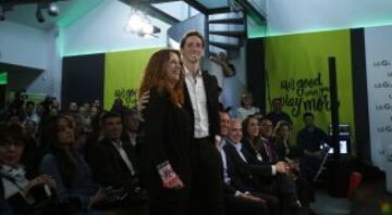 Fernando Torres y Araceli De La Fuente, directora de marketing de móviles LG.