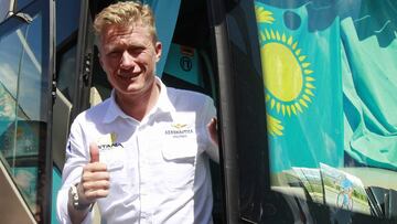 Alexandre Vinokourov posa en el bus del Astana en una imagen de archivo.
