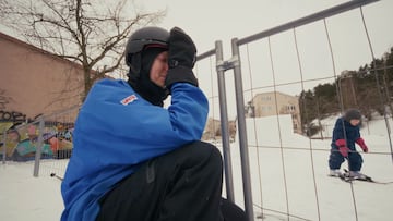Juho Kilkki lamentándose frente al lugar donde tuvo un accidente