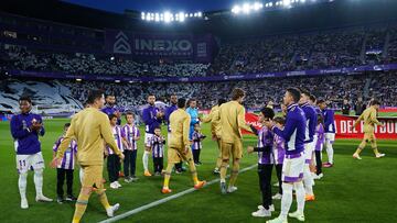 Los jugadores del Valladolid realizan el pasillo al conjunto culé, campeón de LaLiga Santander.