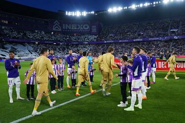 Los jugadores del Valladolid realizan el pasillo al conjunto culé, campeón de LaLiga Santander.