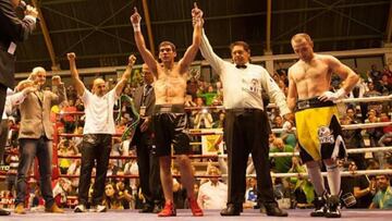 El boxeador Sergio García celebra una victoria.