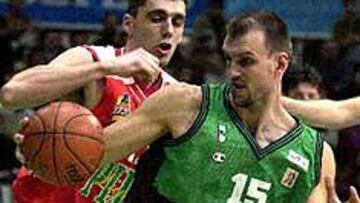 <b>14 PUNTOS DE RENTA.</b> Zan Tabak, del DKV Joventut, protege la pelota ante la presencia de Ognjen Askrabic, del equipo serbio FMP Zeleznik.