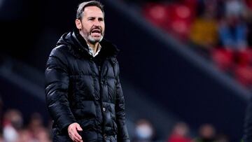 BILBAO, SPAIN - FEBRUARY 07: Head coach Vicente Moreno of RCD Espanyol reacts during the LaLiga Santander match between Athletic Club and RCD Espanyol at San Mames Stadium on February 07, 2022 in Bilbao, Spain. (Photo by Juan Manuel Serrano Arce/Getty Ima