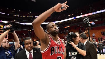 Dwyane Wade saluda a la afici&oacute;n del American Airlines Arena de Miami con la camiseta de los Bulls.
