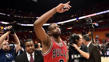 Dwyane Wade saluda a la afición del American Airlines Arena de Miami con la camiseta de los Bulls.