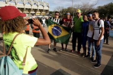 Aficionados brasileños en los aledaños del estadio antes del partido jugado en el estadio Pachencho Romero en Maracaibo, Venezuela.