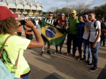 Aficionados brasileños en los aledaños del estadio antes del partido jugado en el estadio Pachencho Romero en Maracaibo, Venezuela.