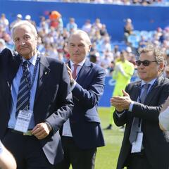 Insignia de oro y brillantes para el doctor Villanueva
