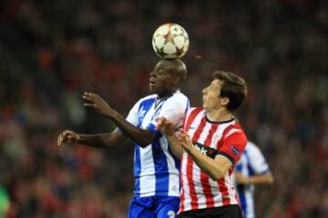El defensa holandés del Oporto Bruno Martins Indi (i) lucha un balón con el delantero del Athletic Club Guillermo Fernández (d), durante el partido de la fase de grupos de Liga de Campeones, disputado hoy en el estadio de San Mamés, en Bilbao.