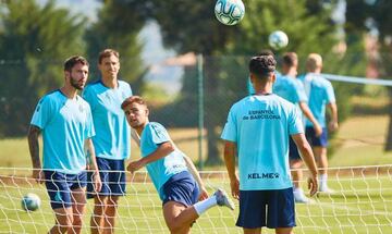 Melendo, dándole de tacón en el entrenamiento del viernes.