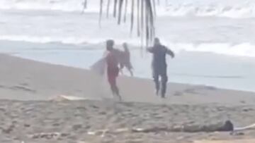 Oficial de polic&iacute;a dispara a un surfista que huye de &eacute;l en Playa Hermosa (Costa Rica), donde est&aacute; prohibido surfear por el estado de emergencia decretado ante la pandemia mundial de Coronavirus.