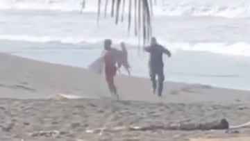 Oficial de polic&iacute;a dispara a un surfista que huye de &eacute;l en Playa Hermosa (Costa Rica), donde est&aacute; prohibido surfear por el estado de emergencia decretado ante la pandemia mundial de Coronavirus.