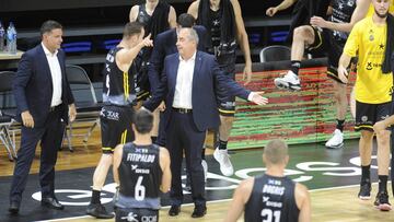 Txus Vidorreta, entrenador del Iberostar Tenerife, habla con Marcelinho Huertas durante el Iberostar Tenerife - Real Madrid.