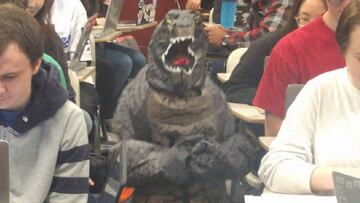 Una profesora sorprende a sus alumnos trayendo a clase a su hijo vestido de Godzilla