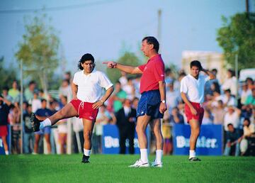 Estando de técnico en Sevilla se abrió la posibilidad de contratar a Maradona que terminaba su sanción por dopaje. Aunque El Pelusa no brilló como antaño dejó siempre detalles de calidad en sus partidos. La relación tuvo su momento de tensión cuando Bilardo sustituyó a Maradona en un partido contra el Burgos y éste le insultó gravemente.