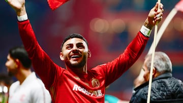 MEX6069. TOLUCA (MÉXICO), 18/10/2025.- Alexis Vega de Toluca celebra este sábado, durante un partido de la Liga MX entre Toluca y Querétaro en el estadio Nemesio Diez, en Toluca (México). EFE/ Felipe Gutiérrez